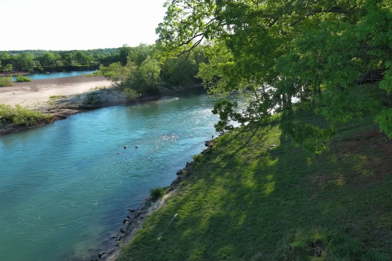 Current River compound setting suitable for private ownership and resilient live-water planning